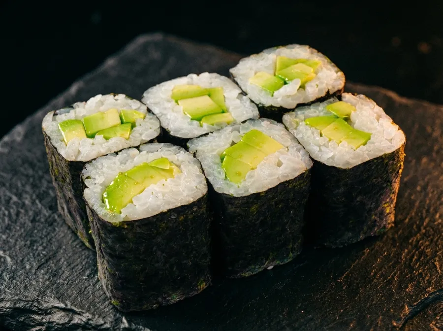 Ролл с авокадо 